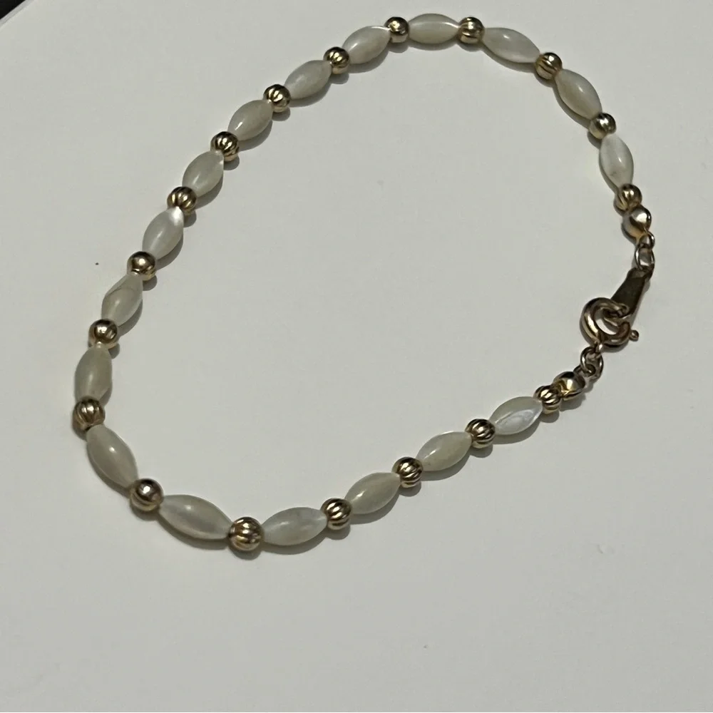 Elegant Gold and pearlescent Cream Beaded Bracelet‎ minimalist